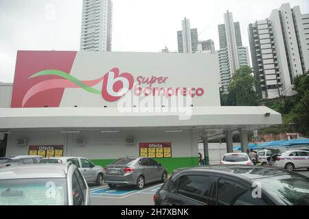 salvador, bahia, brasilien - 24. november 2021: Superbompreco Supermarktfassade in Salvador Stadt. Stockfoto