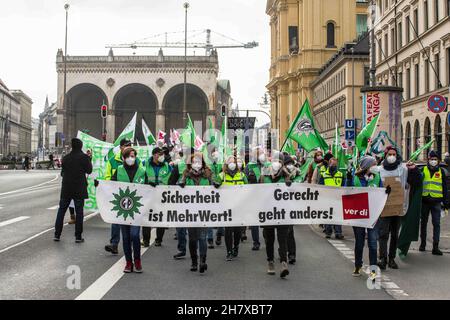 München, Bayern, Deutschland. 25th. November 2021. Unter Berufung auf keine positiven Entwicklungen und kein Angebot der staatlichen Arbeitgeber bei Gesprächen in Potsdam organisierte die Gewerkschaft Ver.di in München einen Aktionstag, an dem die Beschäftigten der großen Krankenhäuser der Region sowie verschiedene Staatsangestellte einschließlich der Polizei vertreten waren. Die Gewerkschaft fordert beispielsweise 300 Euro mehr für das Gesundheitspersonal, eine allgemeine Erhöhung um 5 % mit einem monatlichen Mindestbetrag von 150 Euro und 100 Euro mehr pro Monat für Auszubildende. Die Maßnahmen für das Gesundheitspersonal sollen bis Freitag fortgesetzt werden. (Bild: © Sachelle Babbar/ZU Stockfoto