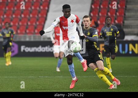 Prag, Tschechische Republik. 25th. November 2021. Von links Oscar Dorley von Slavia und Marcus Holmgren Pedersen von Feyenoord in Aktion während des Football Conference League 5th Round Gruppe E Spiel: Slavia Prague gegen Feyenoord Rotterdam in Prag, Tschechische Republik, 25. November 2021. Quelle: Michal Kamaryt/CTK Photo/Alamy Live News Stockfoto