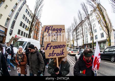 München, Bayern, Deutschland. 25th. November 2021. Unter Berufung auf keine positiven Entwicklungen und kein Angebot der staatlichen Arbeitgeber bei Gesprächen in Potsdam organisierte die Gewerkschaft Ver.di in München einen Aktionstag, an dem die Beschäftigten der großen Krankenhäuser der Region sowie verschiedene Staatsangestellte einschließlich der Polizei vertreten waren. Die Gewerkschaft fordert beispielsweise 300 Euro mehr für das Gesundheitspersonal, eine allgemeine Erhöhung um 5 % mit einem monatlichen Mindestbetrag von 150 Euro und 100 Euro mehr pro Monat für Auszubildende. Die Maßnahmen für das Gesundheitspersonal sollen bis Freitag fortgesetzt werden. (Bild: © Sachelle Babbar/ZU Stockfoto