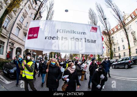 München, Bayern, Deutschland. 25th. November 2021. Unter Berufung auf keine positiven Entwicklungen und kein Angebot der staatlichen Arbeitgeber bei Gesprächen in Potsdam organisierte die Gewerkschaft Ver.di in München einen Aktionstag, an dem die Beschäftigten der großen Krankenhäuser der Region sowie verschiedene Staatsangestellte einschließlich der Polizei vertreten waren. Die Gewerkschaft fordert beispielsweise 300 Euro mehr für das Gesundheitspersonal, eine allgemeine Erhöhung um 5 % mit einem monatlichen Mindestbetrag von 150 Euro und 100 Euro mehr pro Monat für Auszubildende. Die Maßnahmen für das Gesundheitspersonal sollen bis Freitag fortgesetzt werden. (Bild: © Sachelle Babbar/ZU Stockfoto