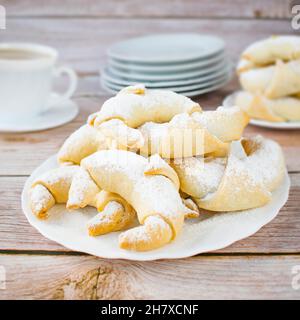 Hausgemachte knusprige Croissants, gefüllt mit Pflaumenmarmelade. Stockfoto