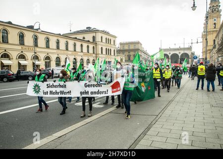 München, Bayern, Deutschland. 25th. November 2021. Unter Berufung auf keine positiven Entwicklungen und kein Angebot der staatlichen Arbeitgeber bei Gesprächen in Potsdam organisierte die Gewerkschaft Ver.di in München einen Aktionstag, an dem die Beschäftigten der großen Krankenhäuser der Region sowie verschiedene Staatsangestellte einschließlich der Polizei vertreten waren. Die Gewerkschaft fordert beispielsweise 300 Euro mehr für das Gesundheitspersonal, eine allgemeine Erhöhung um 5 % mit einem monatlichen Mindestbetrag von 150 Euro und 100 Euro mehr pro Monat für Auszubildende. Die Maßnahmen für das Gesundheitspersonal sollen bis Freitag fortgesetzt werden. (Bild: © Sachelle Babbar/ZU Stockfoto