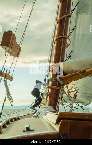 Die Segel heben auf einem historischen Gaff-manipulierten „Friendship“-Rundweg Stockfoto