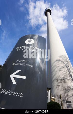 Stuttgart, Deutschland - 20. März 2021: Fernsehturm ( Fernsehturm ) Wahrzeichen der Ingenieurbaukunst. Hoher Turm aus Beton und Stahl Stockfoto