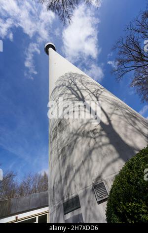 Stuttgart, Deutschland - 20. März 2021: Fernsehturm ( Fernsehturm ) Wahrzeichen der Ingenieurbaukunst. Hoher Turm aus Beton und Stahl Stockfoto