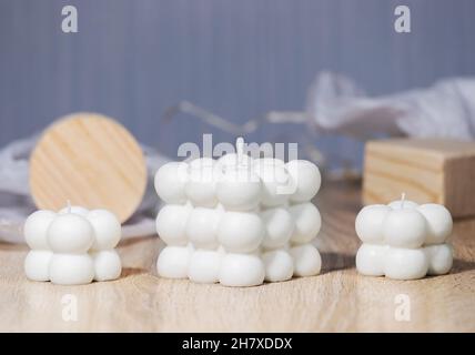 Trendy Soy Wax Cube Bubble Candle auf hellem Hintergrund, Innenobjekt Stockfoto