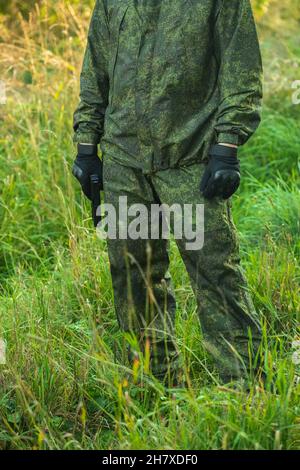 Voll ausgestattete Militärangehörige mit automatischen Waffen, die sich bereit machen, Airsoft-Strikeball zu spielen Stockfoto