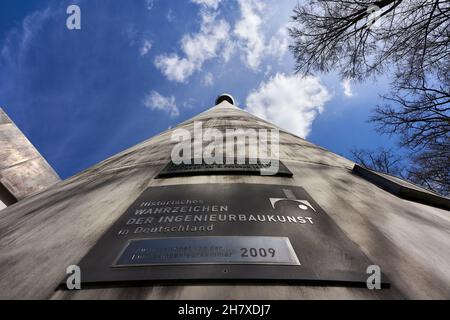 Stuttgart, Deutschland - 20. März 2021: Fernsehturm ( Fernsehturm ) Wahrzeichen der Ingenieurbaukunst. Hoher Turm aus Beton und Stahl Stockfoto