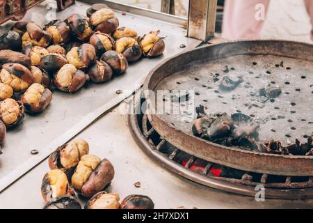 Geröstete Kastanien - beliebte Herbst-und Winter-Street Food in der Türkei, Korea, der Schweiz, New York City etc. Traditionelle Winter Delikatesse. Selektiv Stockfoto