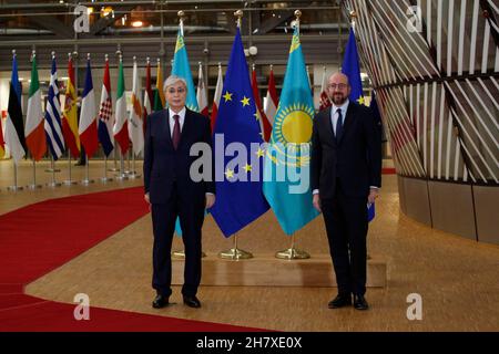 Brüssel, Belgien. 25th. November 2021. Der Präsident des EU-Rates, Charles Michel, empfängt den kasachischen Präsidenten Kassim-Jomart Tokayev beim EU-Rat in Brüssel, Belgien, am 25. November 2021. (Bild: © Valeria Mongelli/ZUMA Press Wire) Bild: ZUMA Press, Inc./Alamy Live News Stockfoto