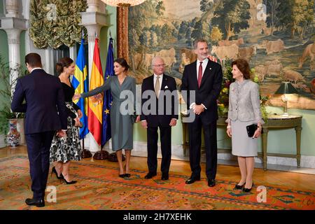 Prinz Daniel, Kronprinzessin Victoria, Königin Letizia von Spanien, König Carl Gustaf, König Philip von Spanien, Königin Silvia bei einem Empfang in der Residenz des Botschafters von Spanien in Stockholm, Schweden, 25. November 2021. Die spanische Königsfamilie hat einen zweitägigen Staatsbesuch in Schweden verbracht.Foto: Henrik Montgomery / TT kod 10060 Stockfoto