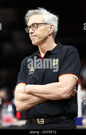 Nürnberg, Deutschland. 25th. November 2021. Basketball: WM-Qualifikation, Deutschland - Estland, Europa, 1st Runde, Gruppe D, Spieltag 1 in der KIA Metropol Arena. Trainer Gordie Herbert aus Deutschland folgt dem Spiel. Quelle: Daniel Karmann/dpa/Alamy Live News Stockfoto