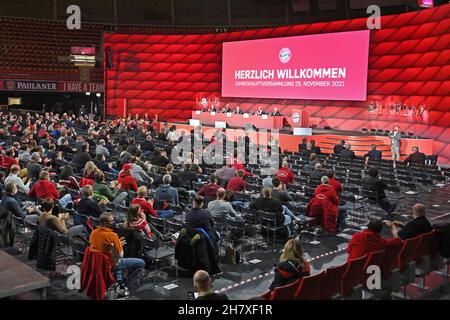 Übersicht Audi Dome, Halle gefüllt mit ca. 1700 Personen unter Corona-Einschränkungen. Hauptversammlung 2021 des FC Bayern München e.V. am 25th. November 2021 im AUDI DOME. Stockfoto