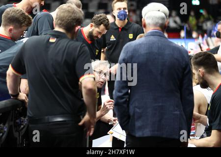 Nürnberg, Deutschland. 25th. November 2021. Basketball: WM-Qualifikation, Deutschland - Estland, Europa, 1st Runde, Gruppe D, Spieltag 1 in der KIA Metropol Arena. Trainer Gordie Herbert (M) aus Deutschland gibt seinen Spielern Anweisungen. Quelle: Daniel Karmann/dpa/Alamy Live News Stockfoto