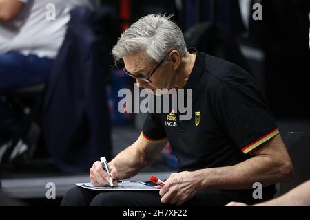 Nürnberg, Deutschland. 25th. November 2021. Basketball: WM-Qualifikation, Deutschland - Estland, Europa, 1st Runde, Gruppe D, Spieltag 1 in der KIA Metropol Arena. Coach Gordie Herbert aus Deutschland sitzt am Rande. Quelle: Daniel Karmann/dpa/Alamy Live News Stockfoto