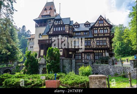Typische Häuser in der Nähe von Schloss Peles in der Stadt Sinaia, Karpaten, Rumänien. Stockfoto