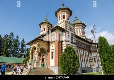 Das orthodoxe Kloster Sinaia und die katholische Kirche im Prahova-Tal, in den Karpaten, im Bezirk Prahova, Rumänien. Stockfoto