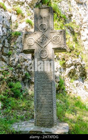 Steinkreuz in der Nähe der Burg Bran in Siebenbürgen, Rumänien. Stockfoto