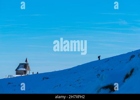 Gedächtniskapelle am Wanderweg in Kampenwand ca. 1500m m ü.d.M., Schneelandschaft im Oktober, Aschau, Chiemgauer Alpen, Oberbayern, Süddeutschland Stockfoto