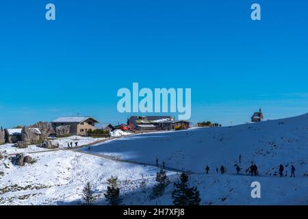 Gedächtniskapelle am Wanderweg in Kampenwand ca. 1500m m ü.d.M., Schneelandschaft im Oktober, Aschau, Chiemgauer Alpen, Oberbayern, Süddeutschland Stockfoto