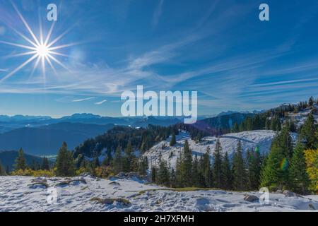 Traumhafte Aussicht vom Panoramawanderweg auf das Kampenwandplateau ca. 1500m m ü.d.M., Aschau, Chiemgau, Bayerische Alpen, Bayern, Süddeutschland Stockfoto