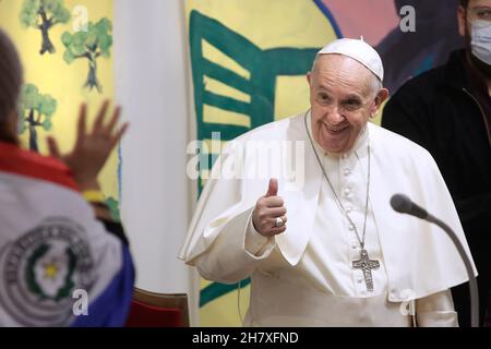 Rom, Italien. 25th. November 2021. Papst Franziskus trifft sich am 25. November 2021 im Päpstlichen Internationalen Kolleg Maria Mater Ecclesiae in Rom mit Jugendlichen der Scholastiengemeinschaft aus aller Welt. Quelle: dpa picture Alliance/Alamy Live News Stockfoto