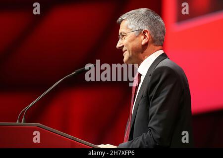 München, Deutschland. 25th Nov, 2021. firo: Fußball: Fußball: 25.11.2021 1st Bundesliga, Saison 2021/2022 Hauptversammlung FC Bayern Mvºnchen, Präsident Herbert Hainer, FC Bayern Mvºnchen, FCB, Bayern, Mvºnchen, Halbfigur, Credit: dpa picture Alliance/Alamy Live News Stockfoto