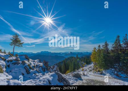 Traumhafte Aussicht vom Panoramawanderweg auf das Kampenwandplateau ca. 1500m m ü.d.M., Aschau, Chiemgau, Bayerische Alpen, Bayern, Süddeutschland Stockfoto