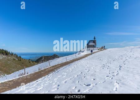 Gedächtniskapelle am Wanderweg in Kampenwand ca. 1500m m ü.d.M., Schneelandschaft im Oktober, Aschau, Chiemgauer Alpen, Oberbayern, Süddeutschland Stockfoto