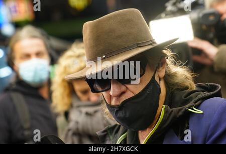 Hamburg, Deutschland. 25th. November 2021. Udo Lindenberg steht vor der Premiere des Varieté im Hansa-Theater auf dem roten Teppich. Heute Abend beginnt die neue Saison der Varietes im Hansa-Theater. Kredit: Marcus Brandt/dpa/Alamy Live Nachrichten Stockfoto