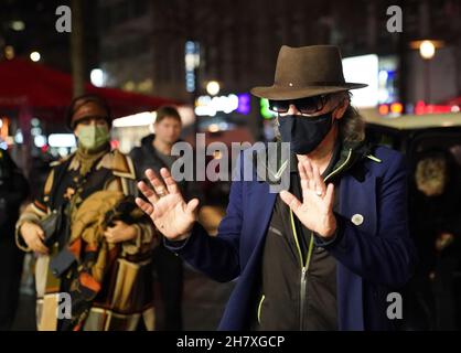 Hamburg, Deutschland. 25th. November 2021. Udo Lindenberg steht vor der Premiere des Varieté im Hansa-Theater auf dem roten Teppich. Heute Abend beginnt die neue Saison der Varietes im Hansa-Theater. Kredit: Marcus Brandt/dpa/Alamy Live Nachrichten Stockfoto