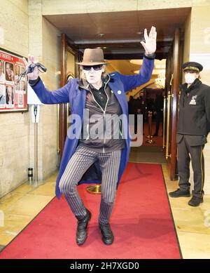 Hamburg, Deutschland. 25th. November 2021. Udo Lindenberg tanzt vor der Varieté-Premiere im Hansa-Theater auf dem roten Teppich. Heute Abend beginnt die neue Saison von Varieté im Hansa Theater. Kredit: Marcus Brandt/dpa/Alamy Live Nachrichten Stockfoto