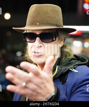 Hamburg, Deutschland. 25th. November 2021. Udo Lindenberg steht vor der Premiere des Varieté im Hansa-Theater auf dem roten Teppich. Heute Abend beginnt die neue Saison der Varietes im Hansa-Theater. Kredit: Marcus Brandt/dpa/Alamy Live Nachrichten Stockfoto