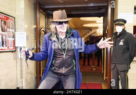 Hamburg, Deutschland. 25th. November 2021. Udo Lindenberg tanzt vor der Varieté-Premiere im Hansa-Theater auf dem roten Teppich. Heute Abend beginnt die neue Saison von Varieté im Hansa Theater. Kredit: Marcus Brandt/dpa/Alamy Live Nachrichten Stockfoto