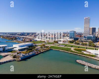 Luftaufnahme des Milwaukee Harbour und der Discovery World; Milwaukee, Wisconsin, USA. Stockfoto