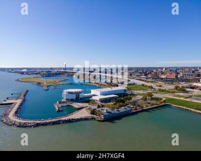 Luftaufnahme des Milwaukee Harbour und der Discovery World; Milwaukee, Wisconsin, USA. Stockfoto