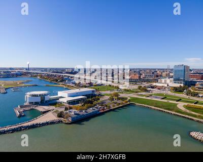 Luftaufnahme des Milwaukee Harbour und der Discovery World; Milwaukee, Wisconsin, USA. Stockfoto