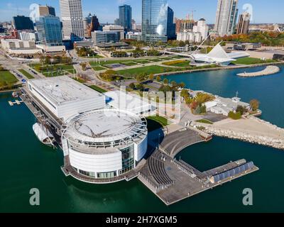 Luftaufnahme des Milwaukee Harbour und der Discovery World; Milwaukee, Wisconsin, USA. Stockfoto