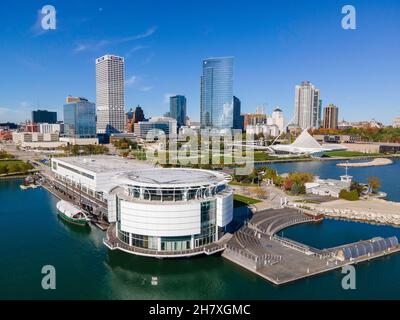 Luftaufnahme des Milwaukee Harbour und der Discovery World; Milwaukee, Wisconsin, USA. Stockfoto