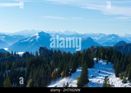 Kampenwand Berge auf ca. 1500m m ü.d.M. mit Panoramablick, Seilbahn ab Aschau, Chiemgauer Alpen, Oberbayern Süddeutschland, Europa Stockfoto