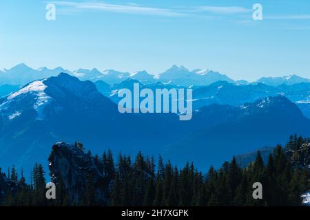 Kampenwand Berge auf ca. 1500m m ü.d.M. mit Panoramablick, Seilbahn ab Aschau, Chiemgauer Alpen, Oberbayern Süddeutschland, Europa Stockfoto