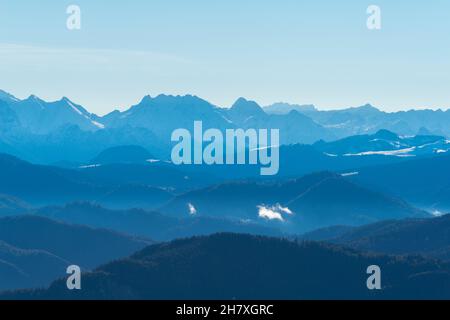 Kampenwand Berge auf ca. 1500m m ü.d.M. mit Panoramablick, Seilbahn ab Aschau, Chiemgauer Alpen, Oberbayern Süddeutschland, Europa Stockfoto