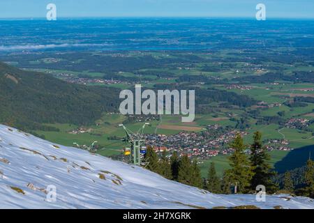 Kampenwand auf ca. 1500m m Meereshöhe mit Panoramablick, Luftaufnahme in Aschau, Chiemgauer Alpen, Oberbayern Süddeutschland, Europa Stockfoto