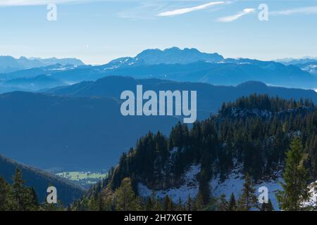 Kampenwand Berge auf ca. 1500m m ü.d.M. mit Panoramablick, Seilbahn ab Aschau, Chiemgauer Alpen, Oberbayern Süddeutschland, Europa Stockfoto