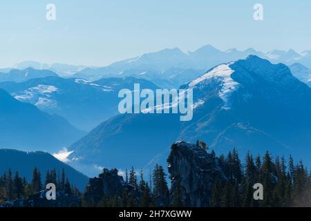 Kampenwand Berge auf ca. 1500m m ü.d.M. mit Panoramablick, Seilbahn ab Aschau, Chiemgauer Alpen, Oberbayern Süddeutschland, Europa Stockfoto