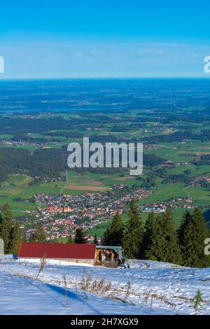 Kampenwand auf ca. 1500m m Meereshöhe mit Panoramablick, Luftaufnahme in Aschau, Chiemgauer Alpen, Oberbayern Süddeutschland, Europa Stockfoto