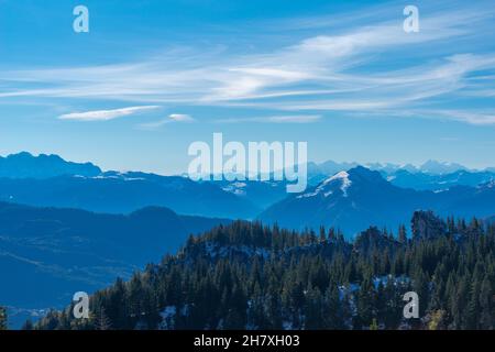 Kampenwand Berge auf ca. 1500m m ü.d.M. mit Panoramablick, Seilbahn ab Aschau, Chiemgauer Alpen, Oberbayern Süddeutschland, Europa Stockfoto