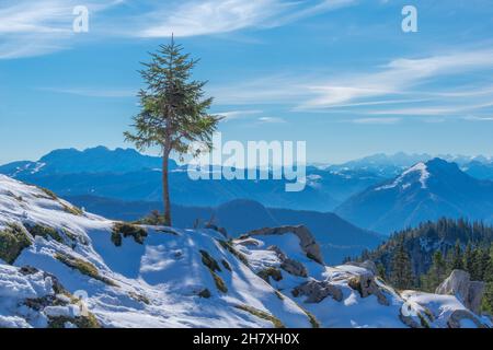 Kampenwand Berge auf ca. 1500m m ü.d.M. mit Panoramablick, Seilbahn ab Aschau, Chiemgauer Alpen, Oberbayern Süddeutschland, Europa Stockfoto