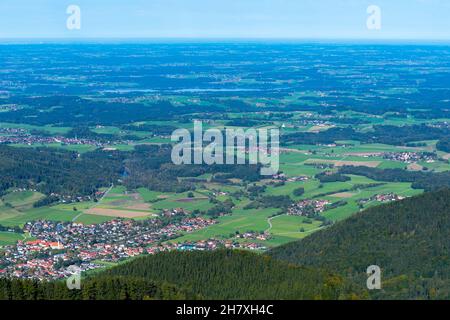 Kampenwand auf ca. 1500m m Meereshöhe mit Panoramablick, Luftaufnahme in Aschau, Chiemgauer Alpen, Oberbayern Süddeutschland, Europa Stockfoto